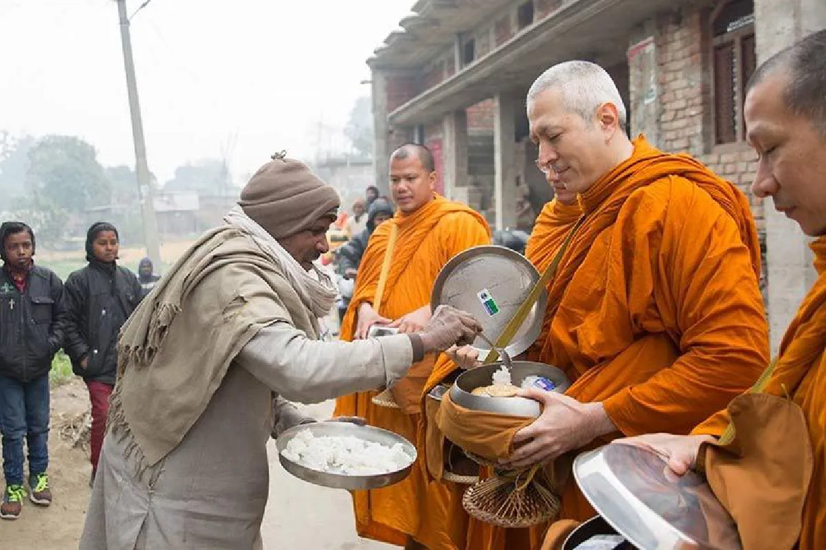 จิตใจสงบด้วยศรัทธา! พระแซม ยุรนันท์ ออกเดินเท้าบิณฑบาตชาวอินเดีย