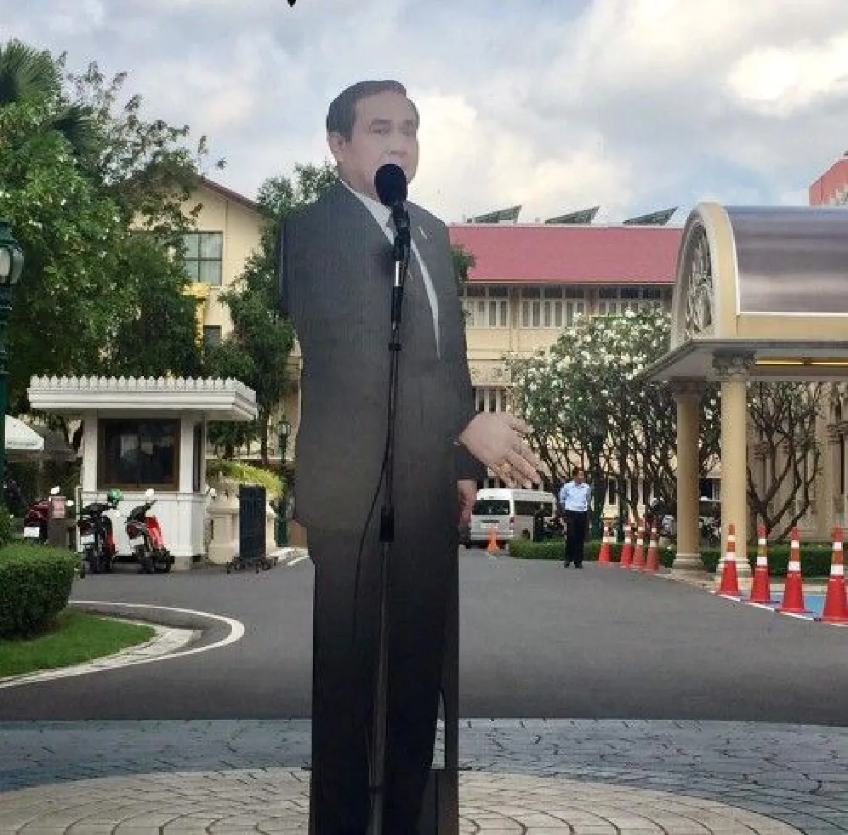 เปิดภาพ "สแตนดี้ ลุงตู่" ทั้ง 7 แบบงานวันเด็กปี 61