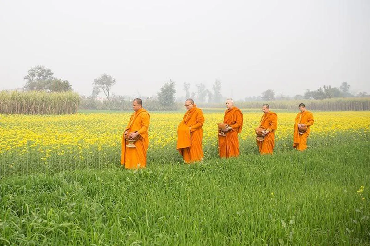 จิตใจสงบด้วยศรัทธา! พระแซม ยุรนันท์ ออกเดินเท้าบิณฑบาตชาวอินเดีย