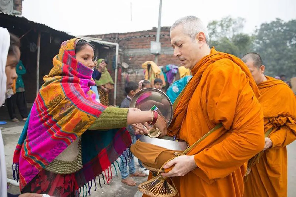 จิตใจสงบด้วยศรัทธา! พระแซม ยุรนันท์ ออกเดินเท้าบิณฑบาตชาวอินเดีย