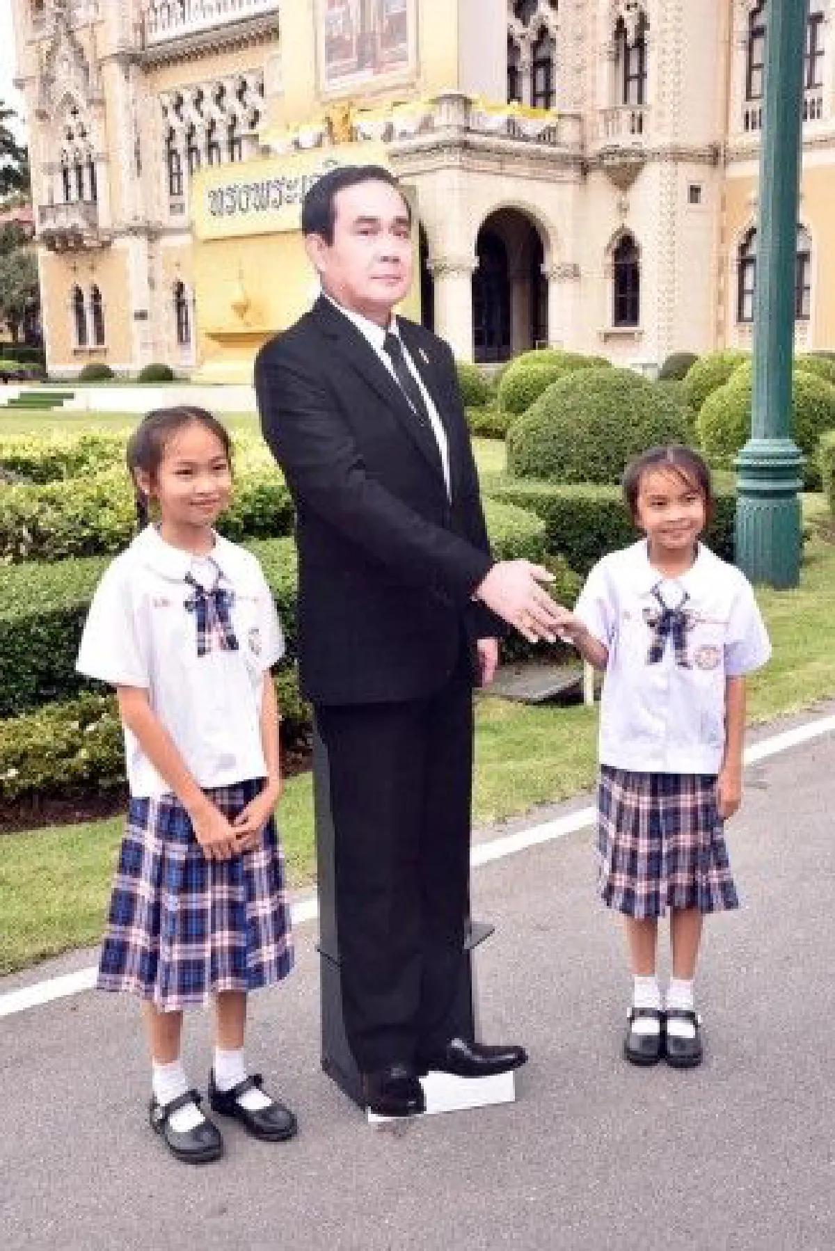 เปิดภาพ "สแตนดี้ ลุงตู่" ทั้ง 7 แบบงานวันเด็กปี 61