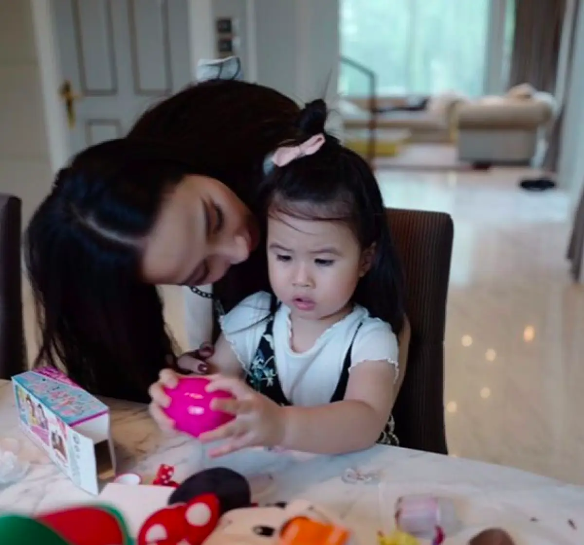 อีกหนึ่งมุมของ “อั้ม พัชราภา” กับความน่ารักเมื่ออยู่กับหลานๆ