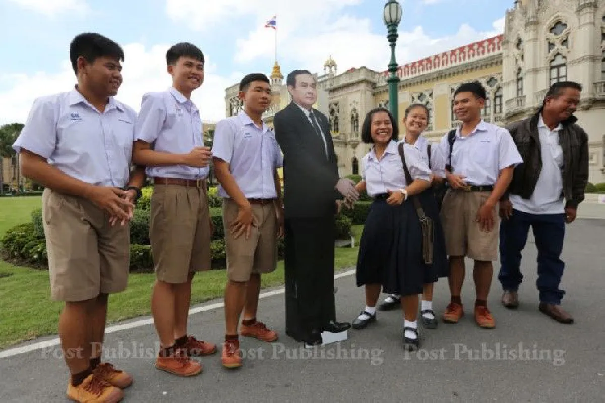 เปิดภาพ "สแตนดี้ ลุงตู่" ทั้ง 7 แบบงานวันเด็กปี 61