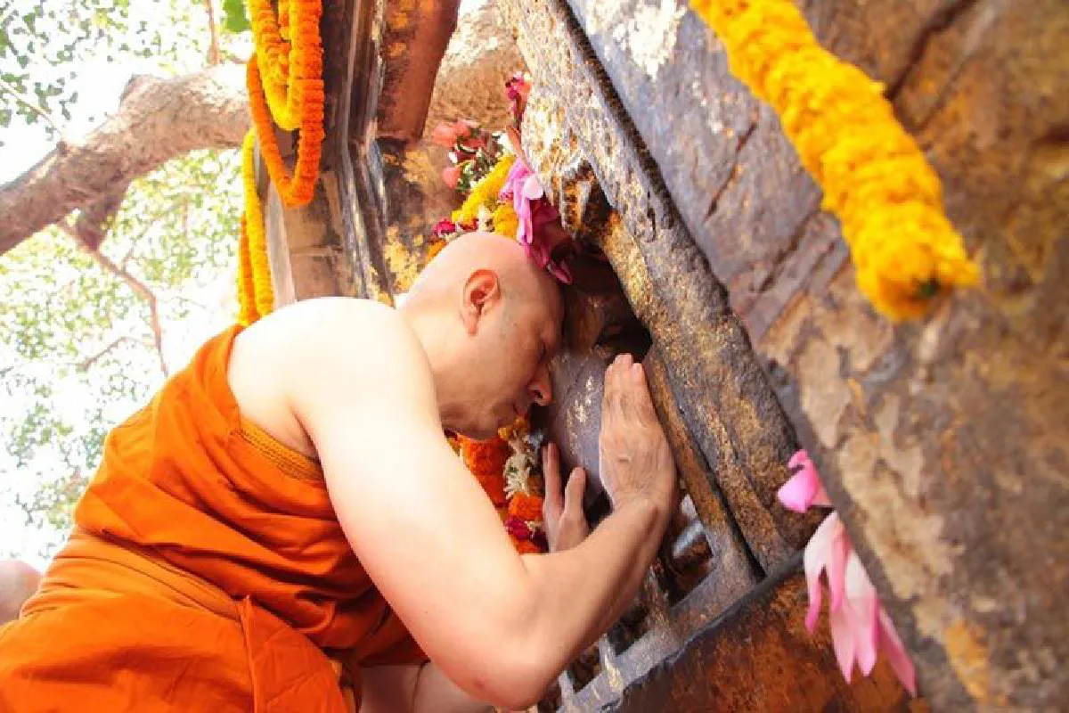 จิตใจสงบด้วยศรัทธา! พระแซม ยุรนันท์ ออกเดินเท้าบิณฑบาตชาวอินเดีย