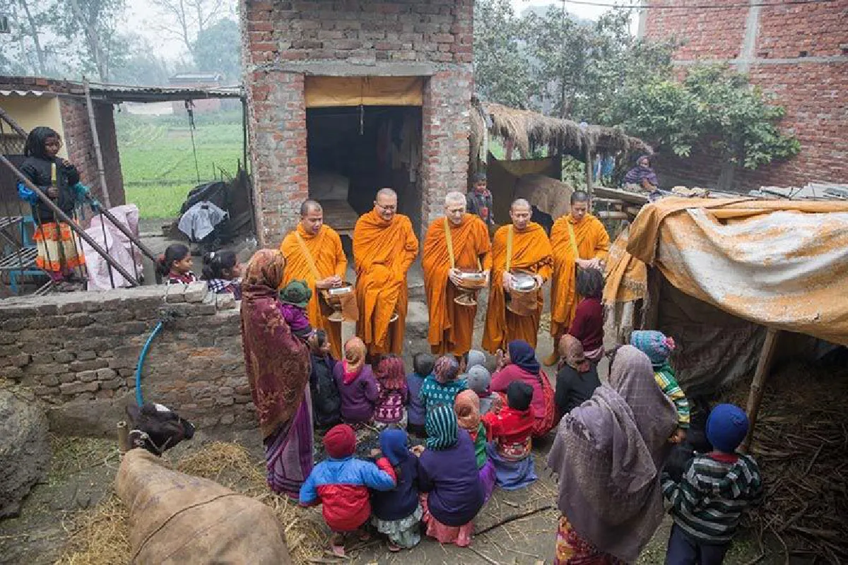 จิตใจสงบด้วยศรัทธา! พระแซม ยุรนันท์ ออกเดินเท้าบิณฑบาตชาวอินเดีย