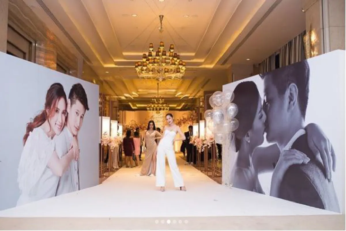 สนุกกันได้ทุกที่! ขวัญ-เกรซ โพสท่าสุดเหวี่ยงร่วมงานแต่งเพื่อนสาว