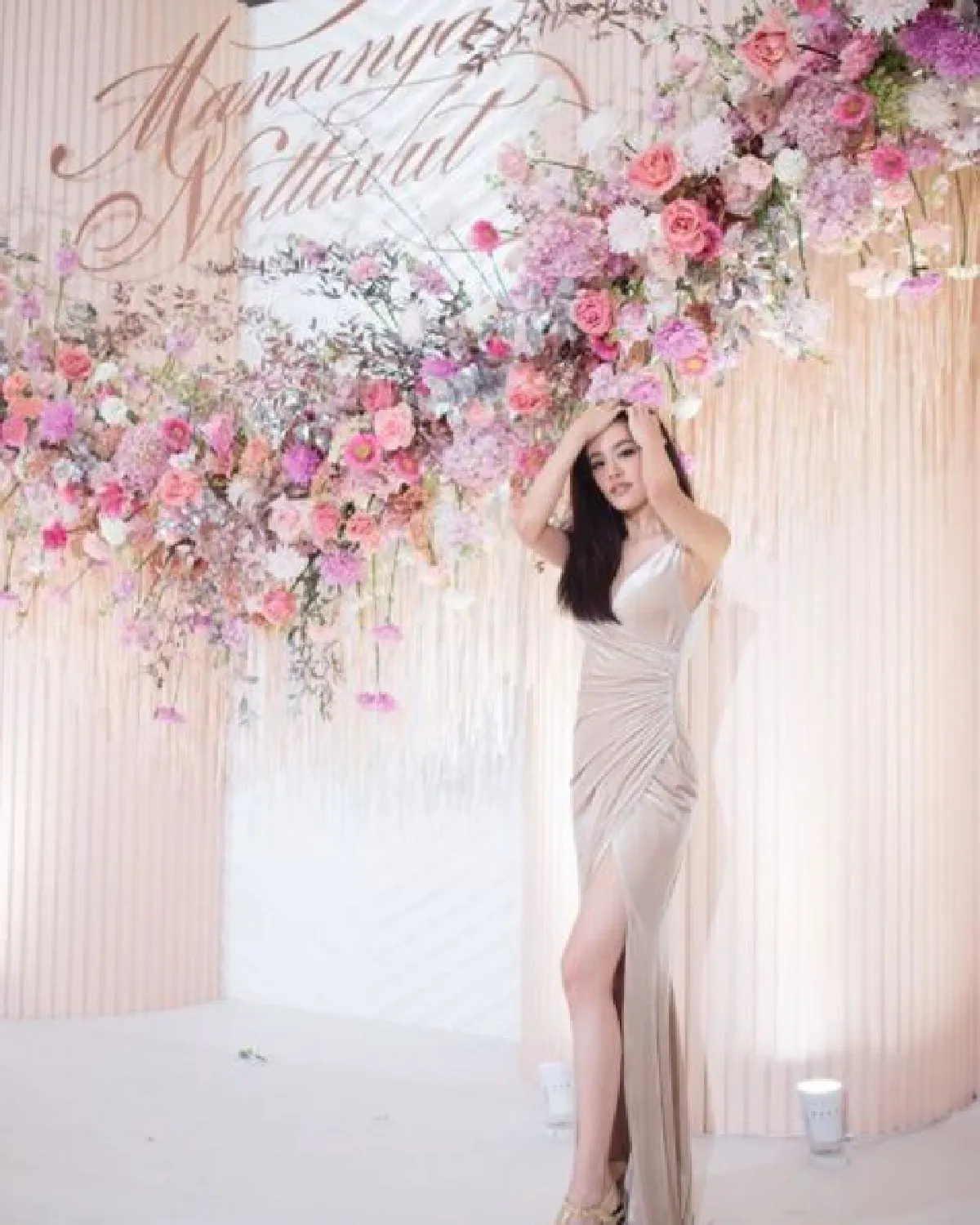 สนุกกันได้ทุกที่! ขวัญ-เกรซ โพสท่าสุดเหวี่ยงร่วมงานแต่งเพื่อนสาว