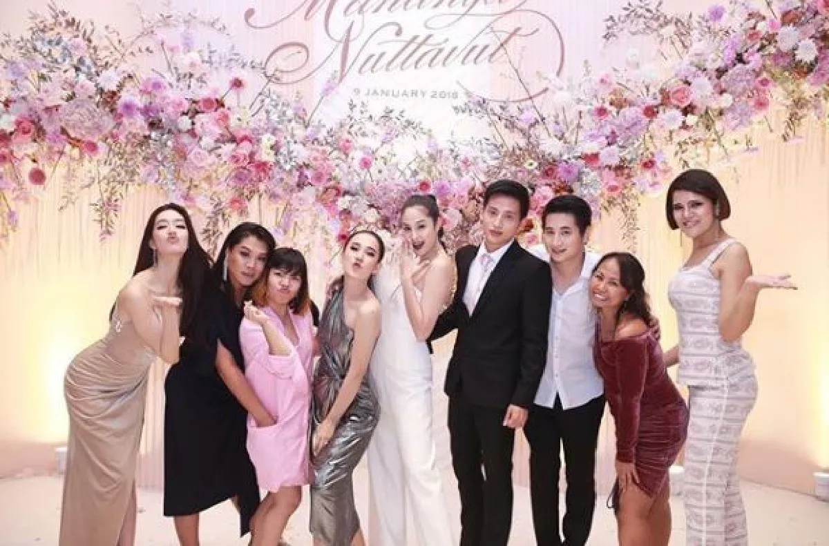 สนุกกันได้ทุกที่! ขวัญ-เกรซ โพสท่าสุดเหวี่ยงร่วมงานแต่งเพื่อนสาว