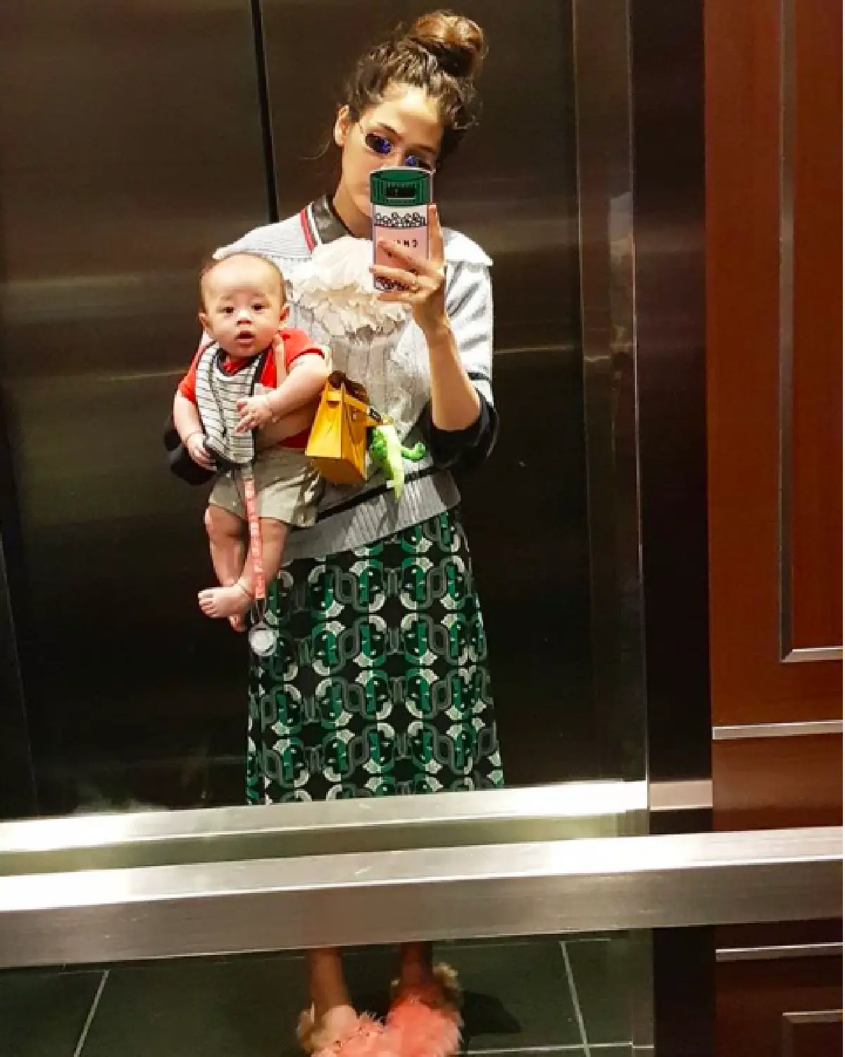 ลูกสองก็ไม่ทิ้งคอนเซ็ปต์เดิม “ชมพู่” กับมุมประจำ ที่ต้องถ่ายเกือบทุกวัน