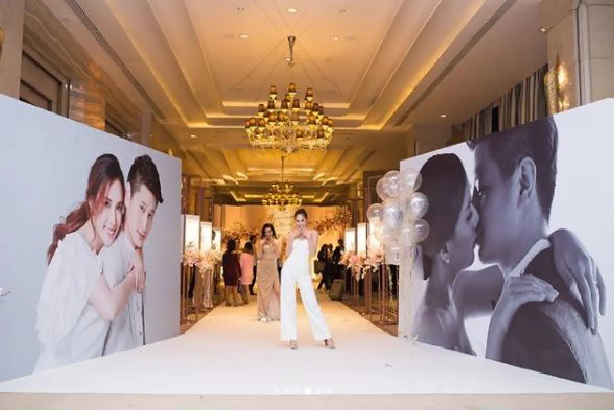 สนุกกันได้ทุกที่! ขวัญ-เกรซ โพสท่าสุดเหวี่ยงร่วมงานแต่งเพื่อนสาว