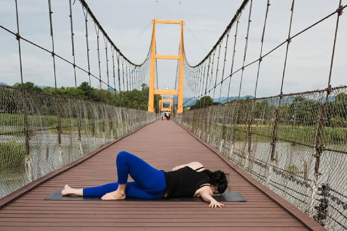 Eka Bhuja Swastikasana 1 Variations : (Universal Yoga Arm Asana) อาสนะท่าประยุกต์