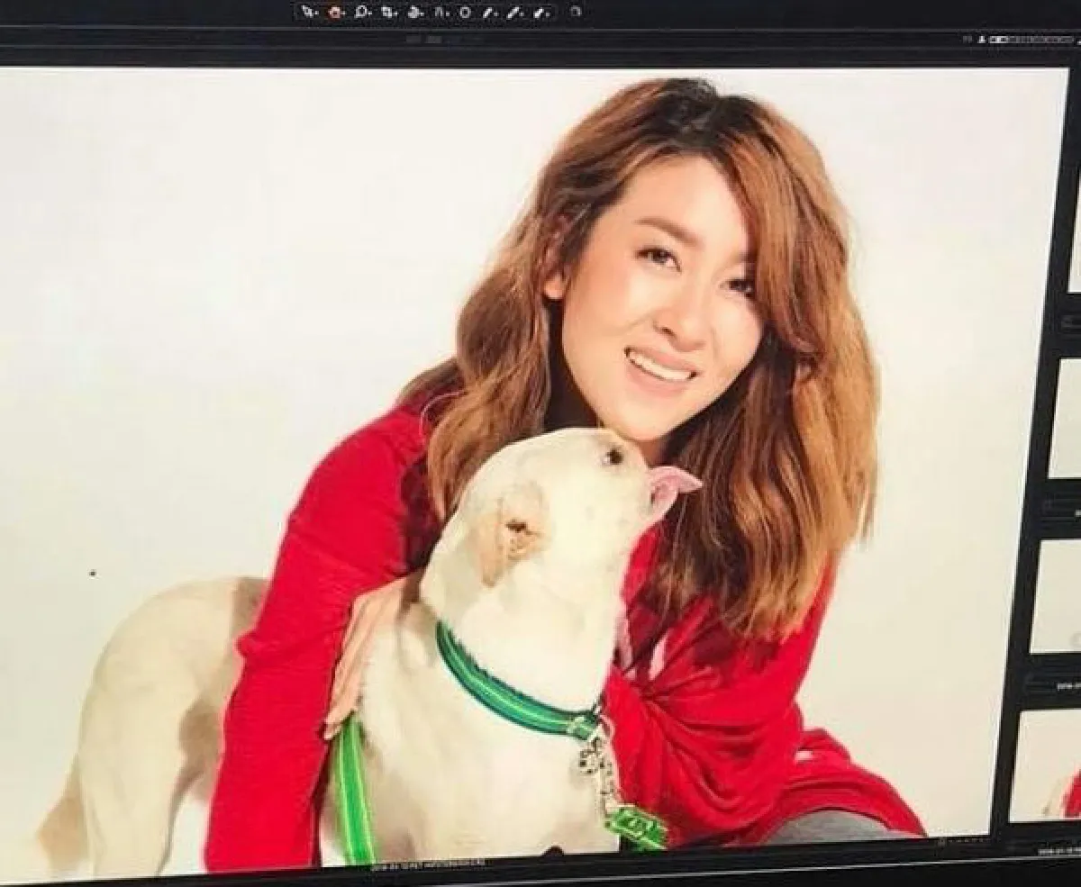เชียร์ อุ้มน้องหมาพิการแสนรัก เจ้าขาว ถ่ายแบบขึ้นปกนิตยสาร