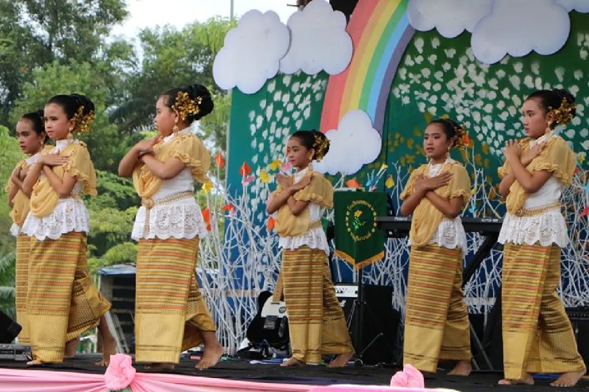 นราธิวาสฝนตกรับวันเด็กแต่มีคนมาร่วมงานนับพัน