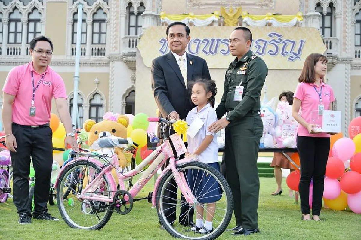 ด.ญ.วัย 6 ขวบดีใจนั่งเก้าอี้นายกฯคนแรก