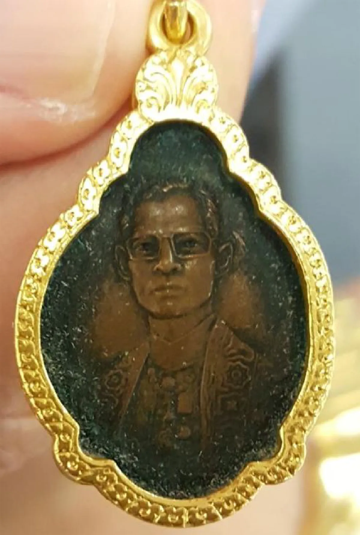 ส่องพระเครื่องของหวง พล.ต.นพ.เหรียญทอง แน่นหนา