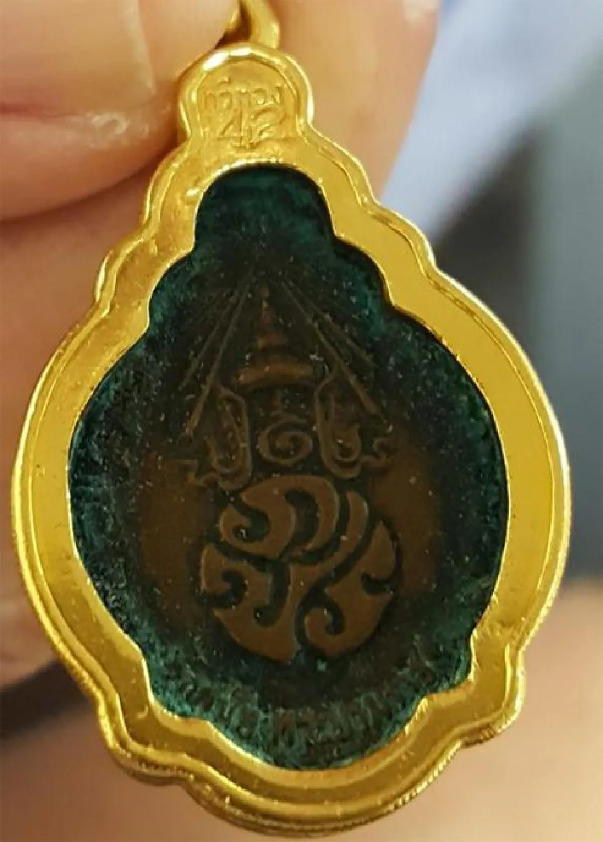 ส่องพระเครื่องของหวง พล.ต.นพ.เหรียญทอง แน่นหนา