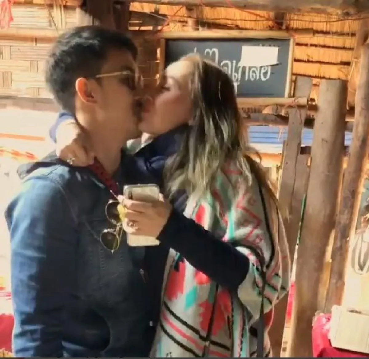 แกล้งกันแบบหวานๆ อั้ม-นัท เผยวิธีชิมเกลือยังไงไม่ให้เค็ม (คลิป)