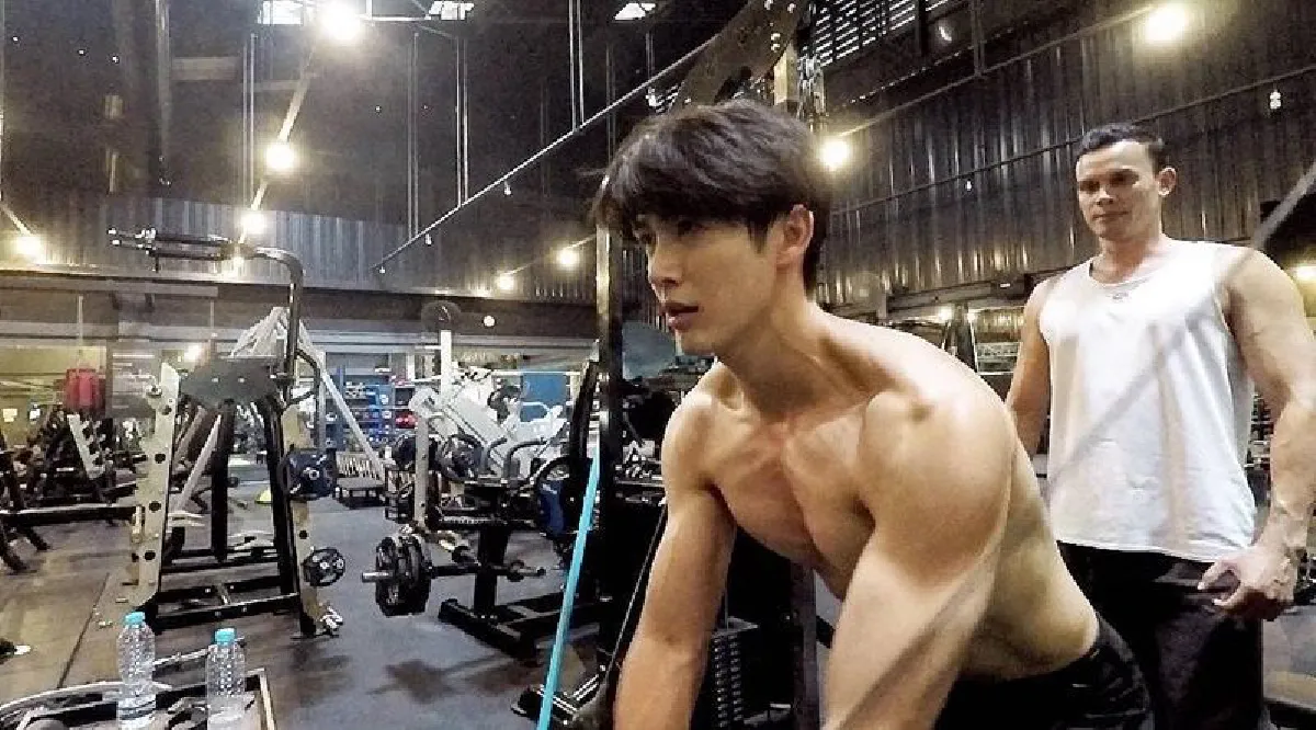 10 ภาพหล่อแซ่บ ดีเจพุฒ อวดหุ่นล่ำกล้ามแขนแน่นน่ากอด