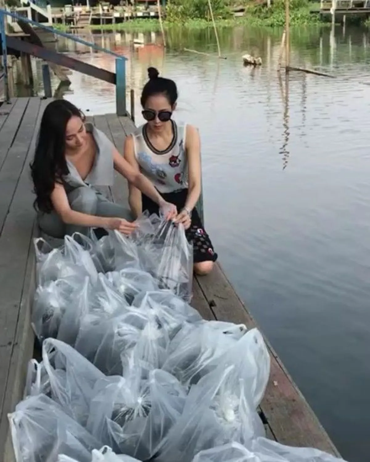 แฟชั่นวันสบายๆของนางเอกซุปตาร์ อั้ม พัชราภา นั่งก๋วยเตี๋ยวข้างทาง