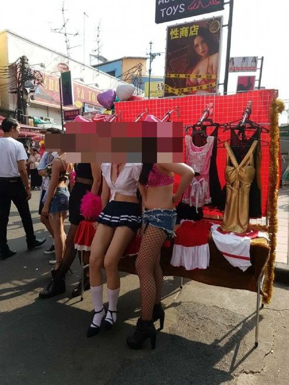 หนุ่มใหญ่โวยกองถ่ายหนังสร้างฉาก"ขายเซ็กส์ทอย"บนถนนข้าวสาร