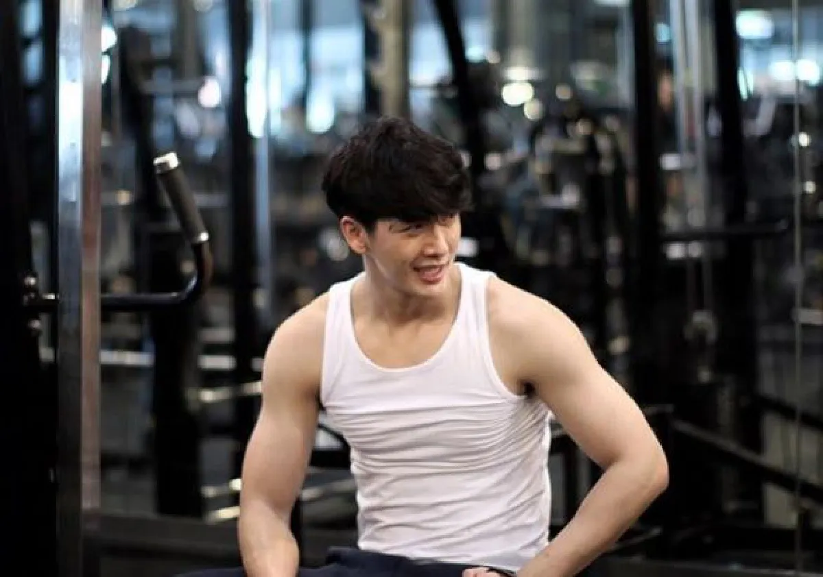 10 ภาพหล่อแซ่บ ดีเจพุฒ อวดหุ่นล่ำกล้ามแขนแน่นน่ากอด