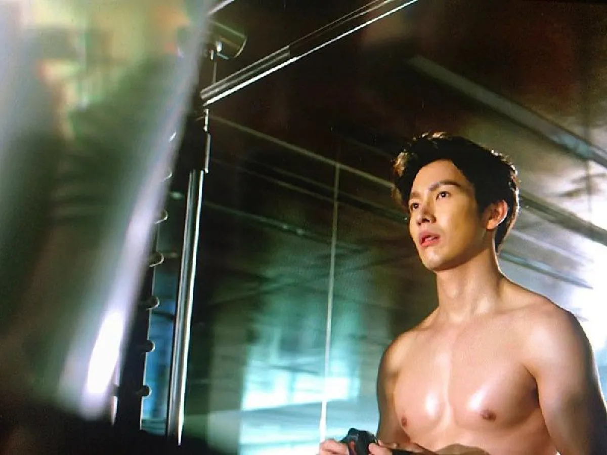 10 ภาพหล่อแซ่บ ดีเจพุฒ อวดหุ่นล่ำกล้ามแขนแน่นน่ากอด