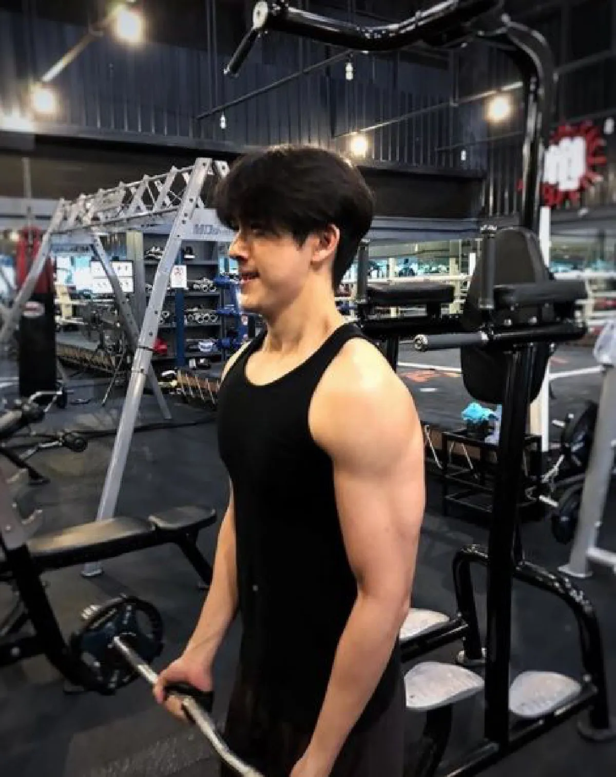 10 ภาพหล่อแซ่บ ดีเจพุฒ อวดหุ่นล่ำกล้ามแขนแน่นน่ากอด