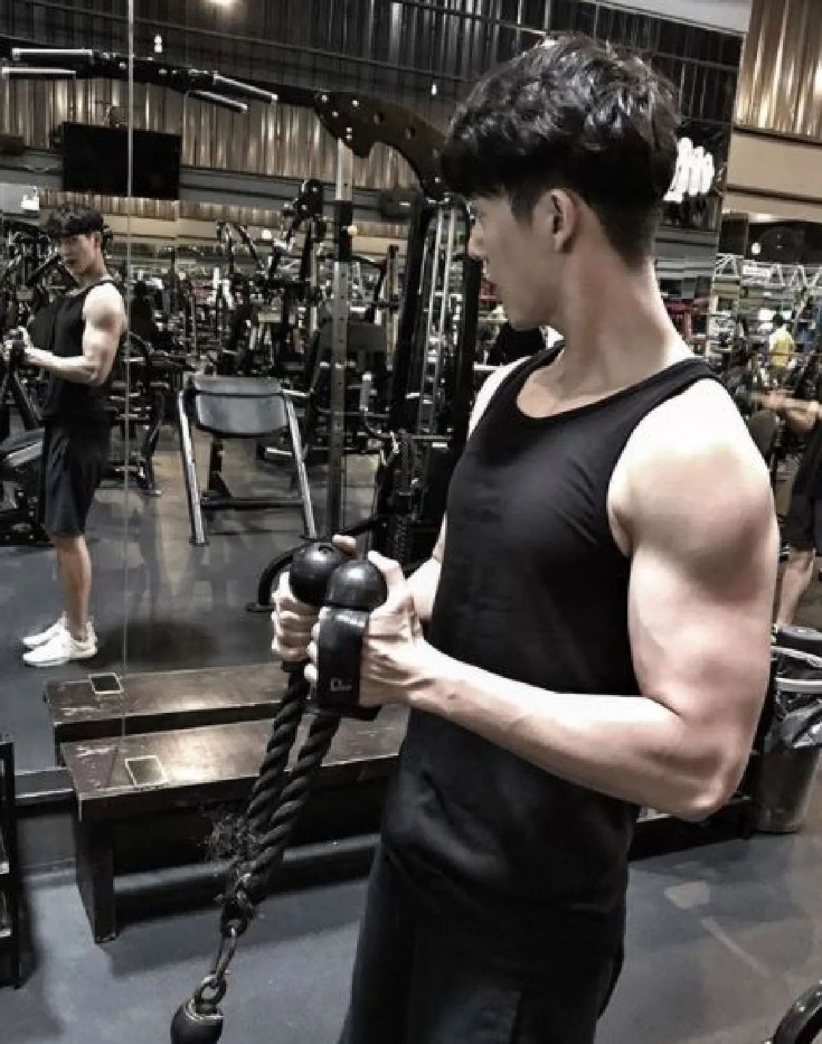 10 ภาพหล่อแซ่บ ดีเจพุฒ อวดหุ่นล่ำกล้ามแขนแน่นน่ากอด