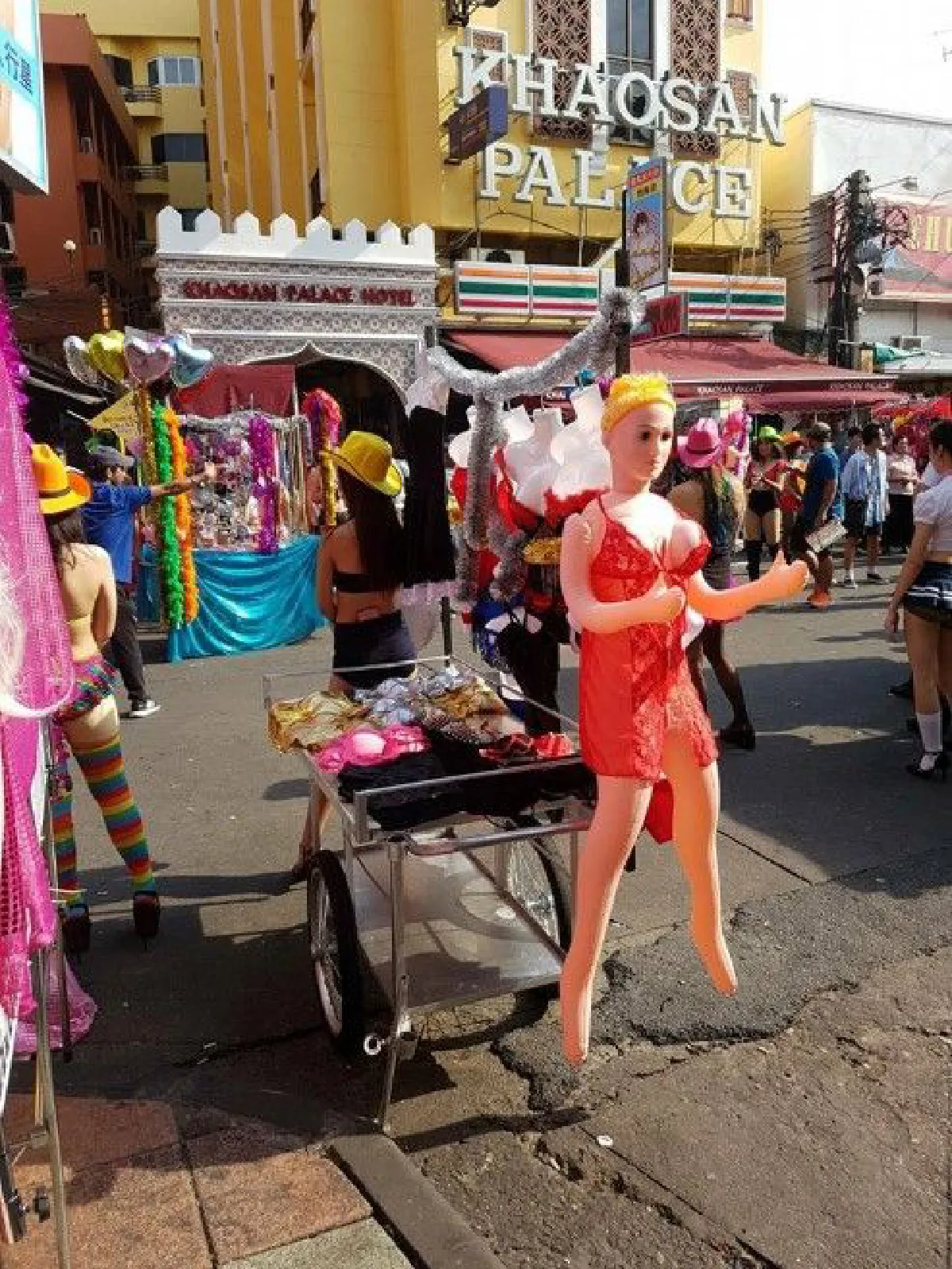 หนุ่มใหญ่โวยกองถ่ายหนังสร้างฉาก"ขายเซ็กส์ทอย"บนถนนข้าวสาร