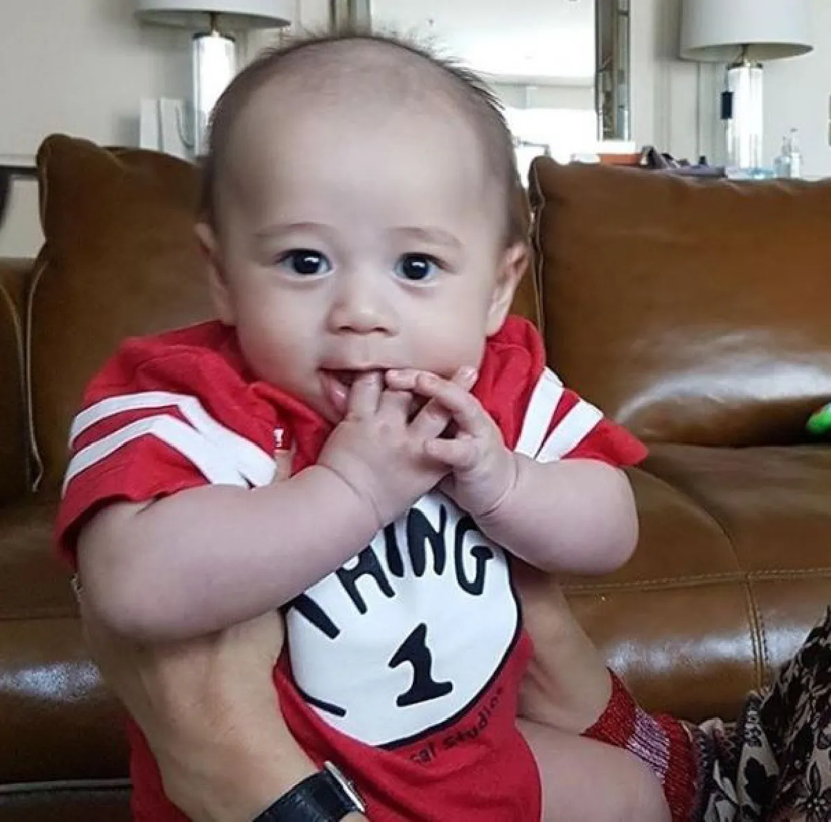คลิปน่ารัก น้องสายฟ้า-พายุ นั่งเล่นบนทรายมันจะคึกๆหน่อย