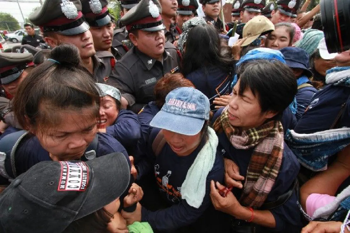 ตำรวจสกัดม็อบเดินมิตรภาพหน้ามธ.รังสิตผิดขัดคำสั่งคสช.
