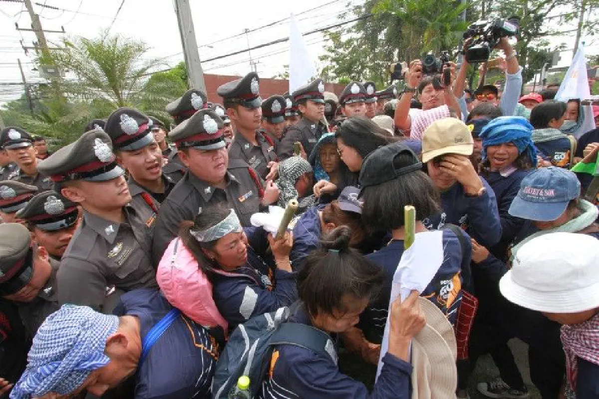 ตำรวจสกัดม็อบเดินมิตรภาพหน้ามธ.รังสิตผิดขัดคำสั่งคสช.