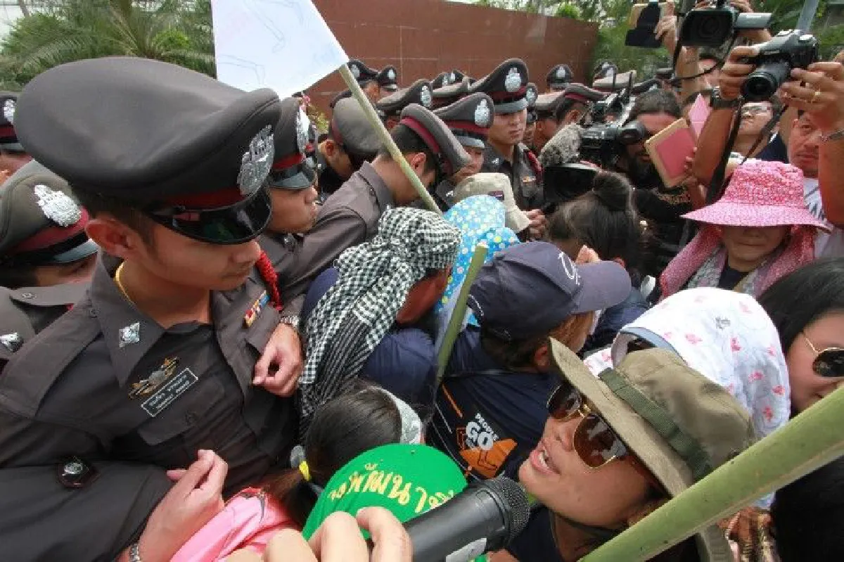 ตำรวจสกัดม็อบเดินมิตรภาพหน้ามธ.รังสิตผิดขัดคำสั่งคสช.