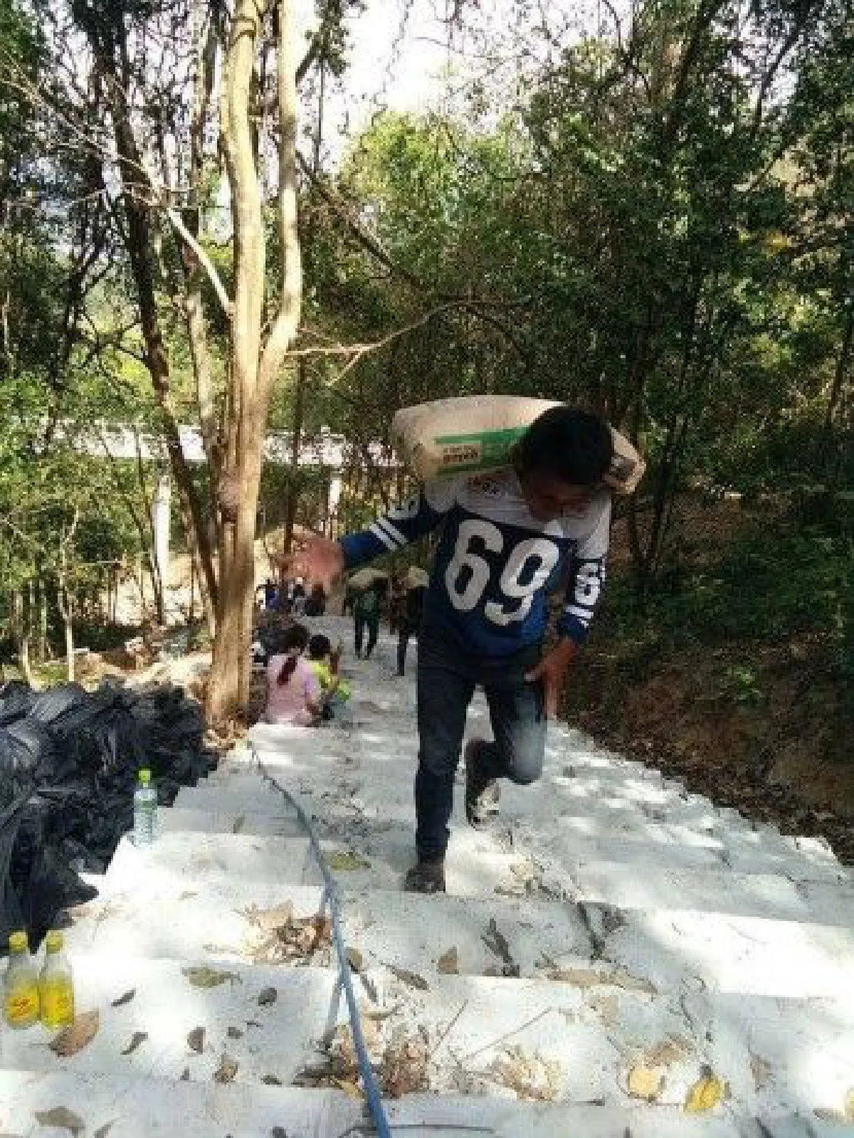 คนหลั่งไหลสร้างบันไดวัดเขาตะแบก-หลังเห็นภาพพระทำรูปเดียว