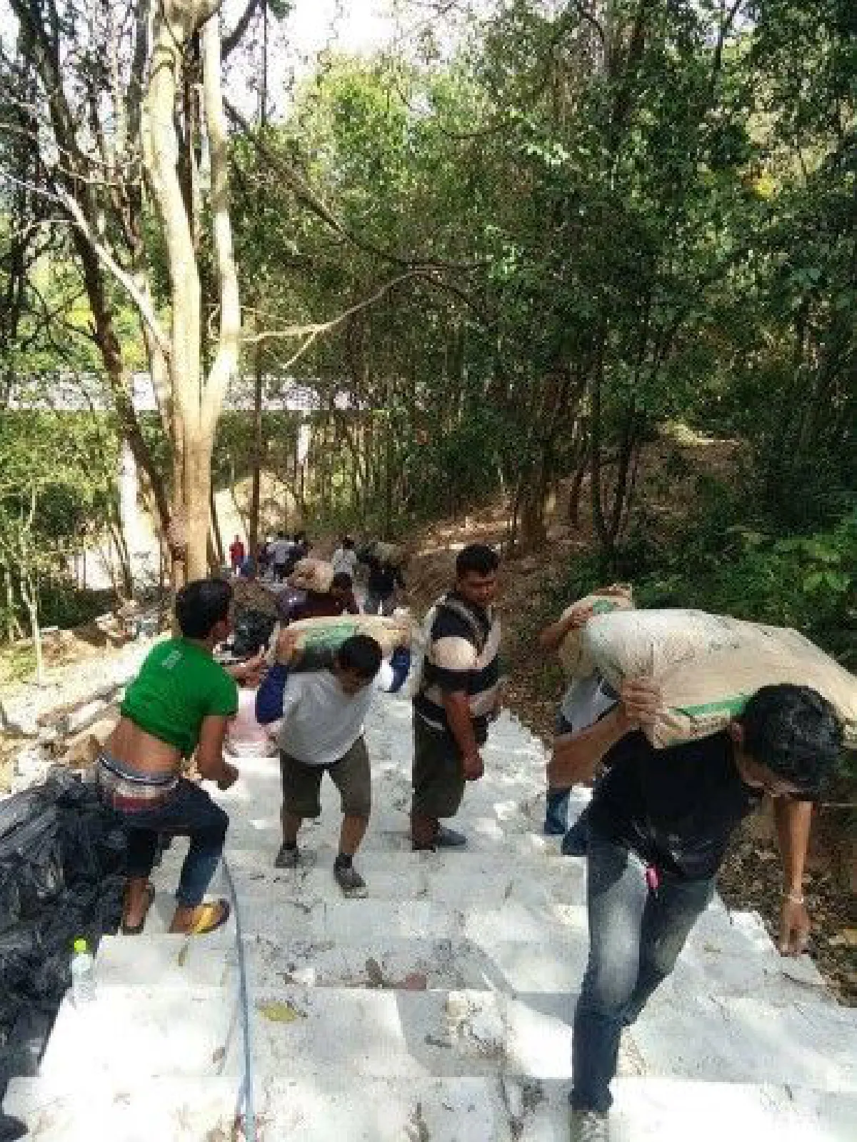 คนหลั่งไหลสร้างบันไดวัดเขาตะแบก-หลังเห็นภาพพระทำรูปเดียว