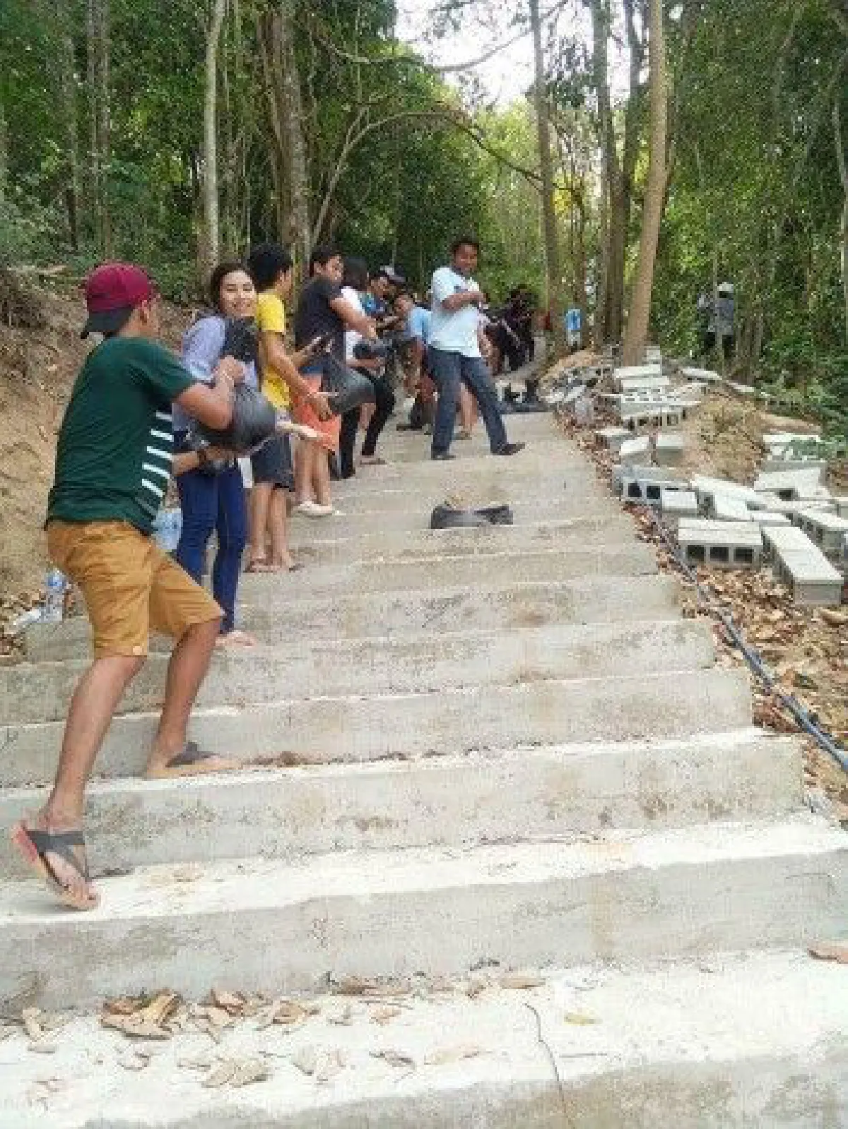 คนหลั่งไหลสร้างบันไดวัดเขาตะแบก-หลังเห็นภาพพระทำรูปเดียว