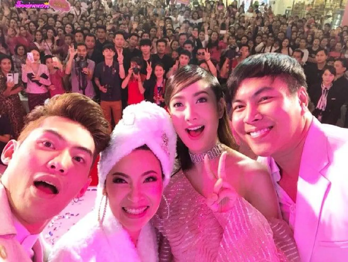 ชาวลาวนับพันแห่ต้อนรับ"แต้ว ณฐพร"กรี๊ดเรียกเจ้าแม่นาคีดังสนั่น