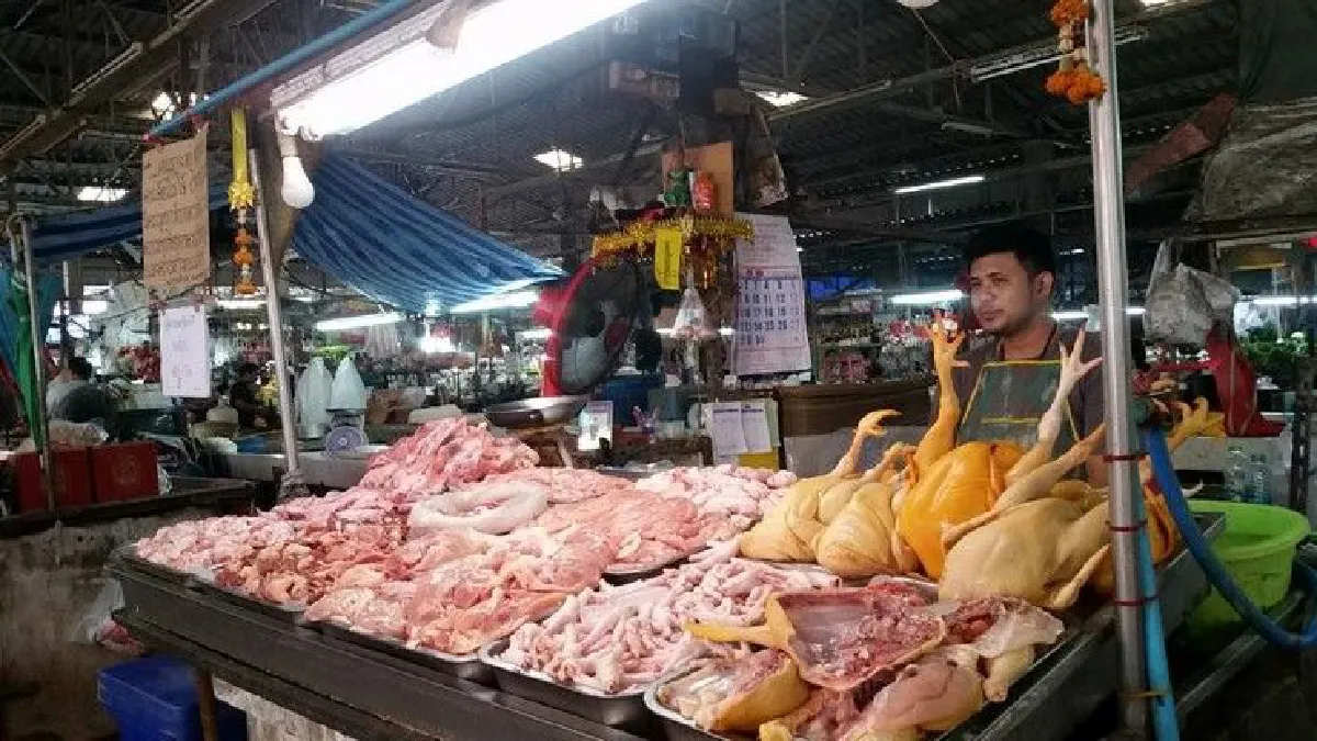 ใจหล่อมาก! พ่อค้าติดป้ายแจกไก่สดฟรีครึ่งโลให้ผู้พิการ-ผู้ยากไร้