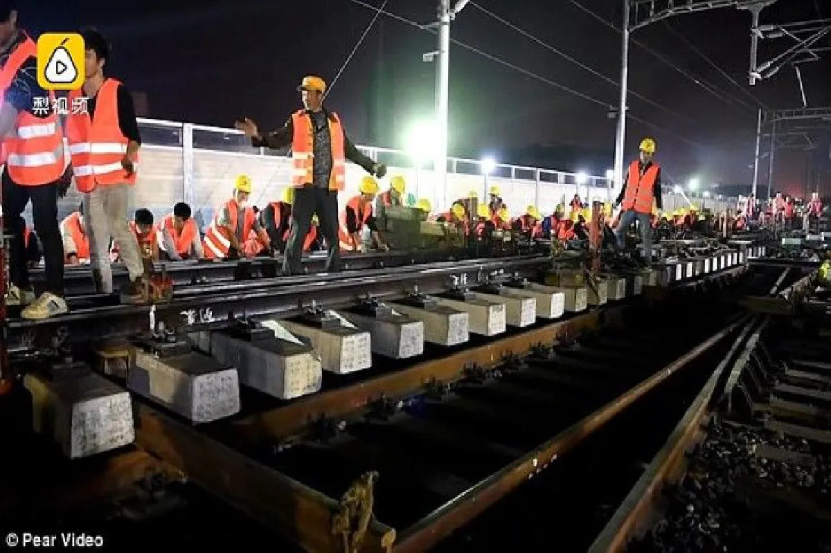 ทึ่ง! จีนสร้างรางรถไฟความเร็วสูงเสร็จใน 9 ชั่วโมง