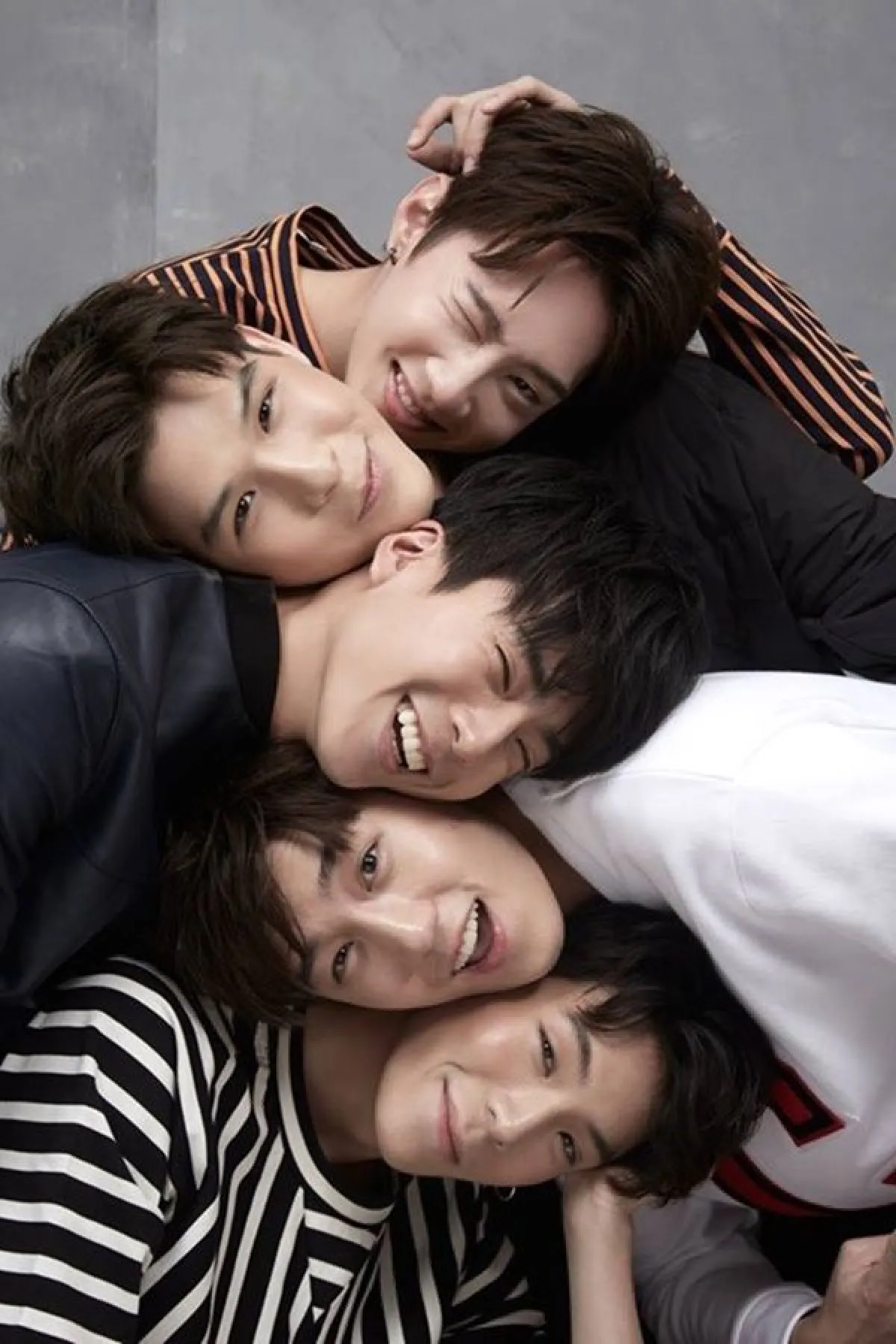 ใจสั่นระทวย! 5 หนุ่มวัยรุ่นสุดฮอต ถ่ายแบบโชว์ความหล่อใสกิ๊ก