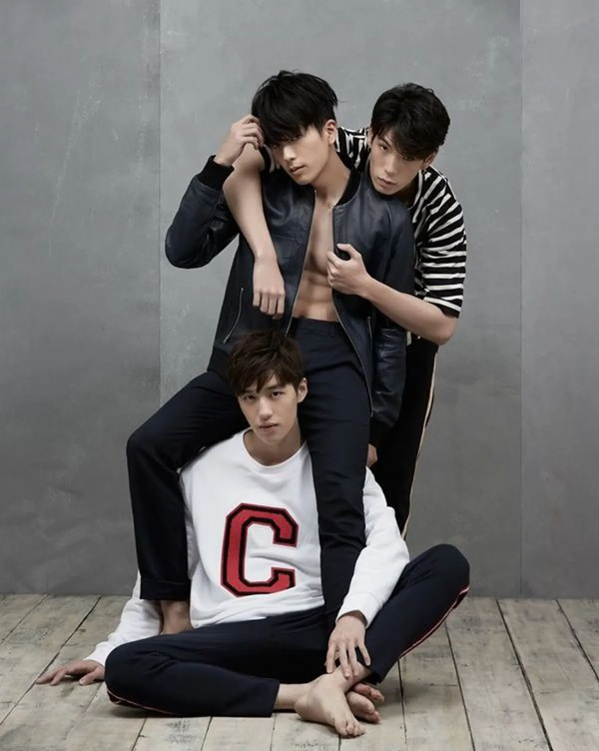 ใจสั่นระทวย! 5 หนุ่มวัยรุ่นสุดฮอต ถ่ายแบบโชว์ความหล่อใสกิ๊ก