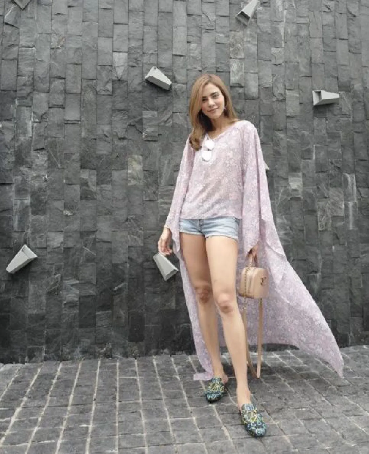 เซ็กซี่เบอร์แรง! อุ้ม ลักขณา นุ่งบิกินี่อวดหุ่นสะบึมริมสระ