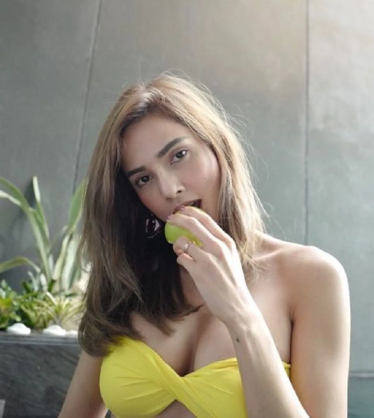 เซ็กซี่เบอร์แรง! อุ้ม ลักขณา นุ่งบิกินี่อวดหุ่นสะบึมริมสระ