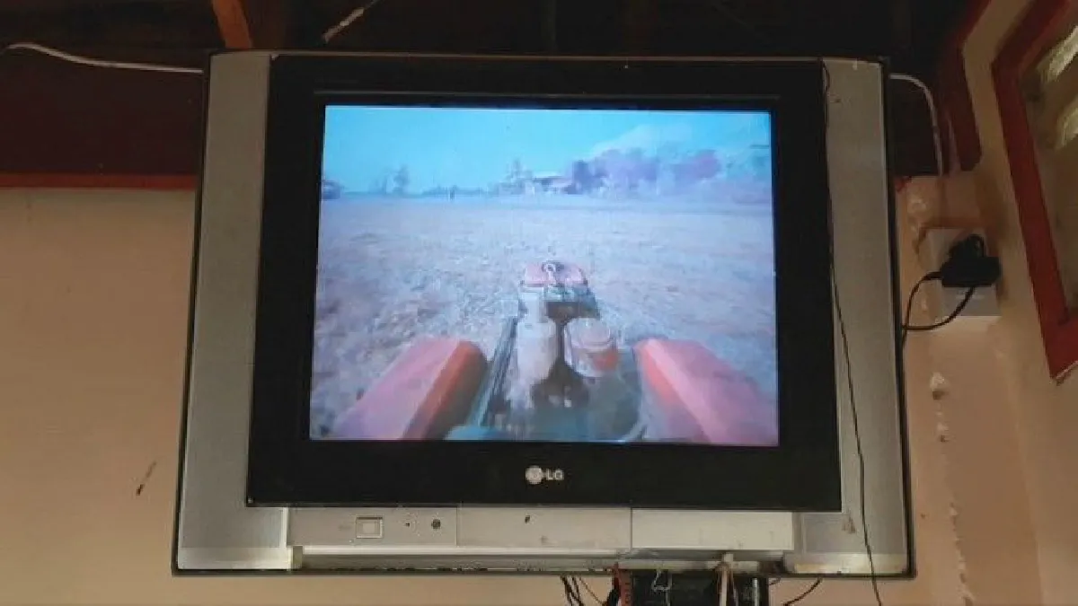 ชาวนา4.0ต้องแบบนี้! หนุ่มประดิษฐ์รถไถติดกล้องบังคับผ่านหน้าจอ