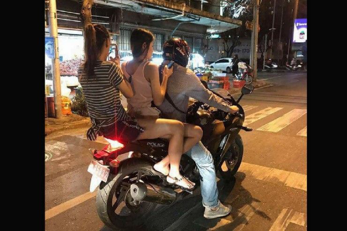 "ผิดหรือไม่" สังคมถามเหตุรถมอเตอร์ไซค์ตำรวจ "ซ้อนสาม-ไม่สวมหมวก" "ผิดหรือไม่" สังคมถามเหตุรถมอเตอร์ไซค์ตำรวจ "ซ้อนสาม-ไม่สวมหมวก"