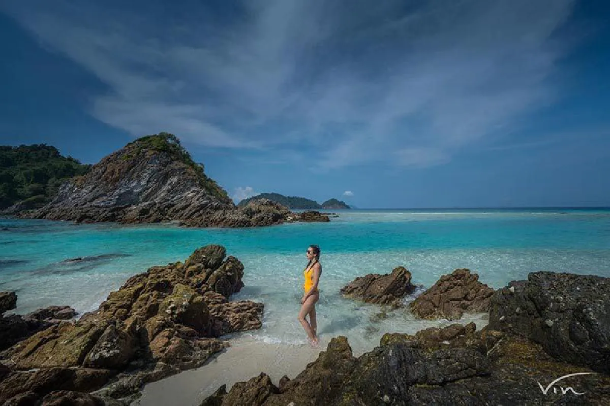 ทริปนี้บังเอิญเจอ! เมย์-กวาง นุ่งบิกินี่ประชันแซ่บริมทะเลพม่า