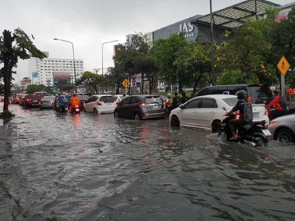 รวมภาพทะเลกรุงเทพฯ! ฝนตกถล่มกรุง-รถติดน้ำท่วม