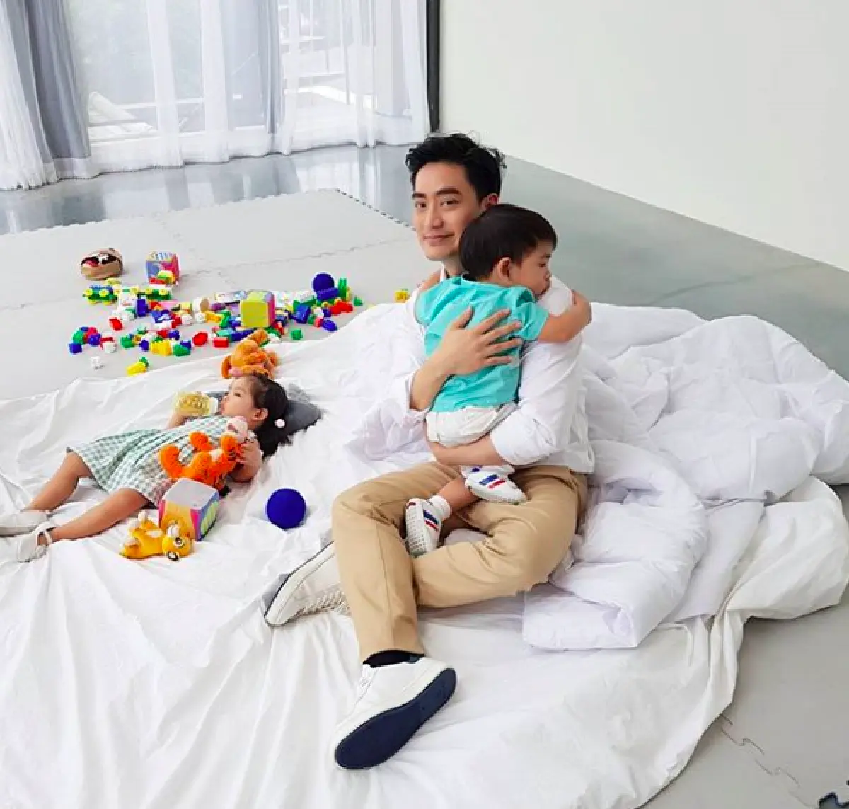พ่อดีเด่น! “หมอโอ๊ค” พาครอบครัวเข้าอยู๋บ้านหลังใหม่ เพื่อให้ใกล้โรงเรียนลูก