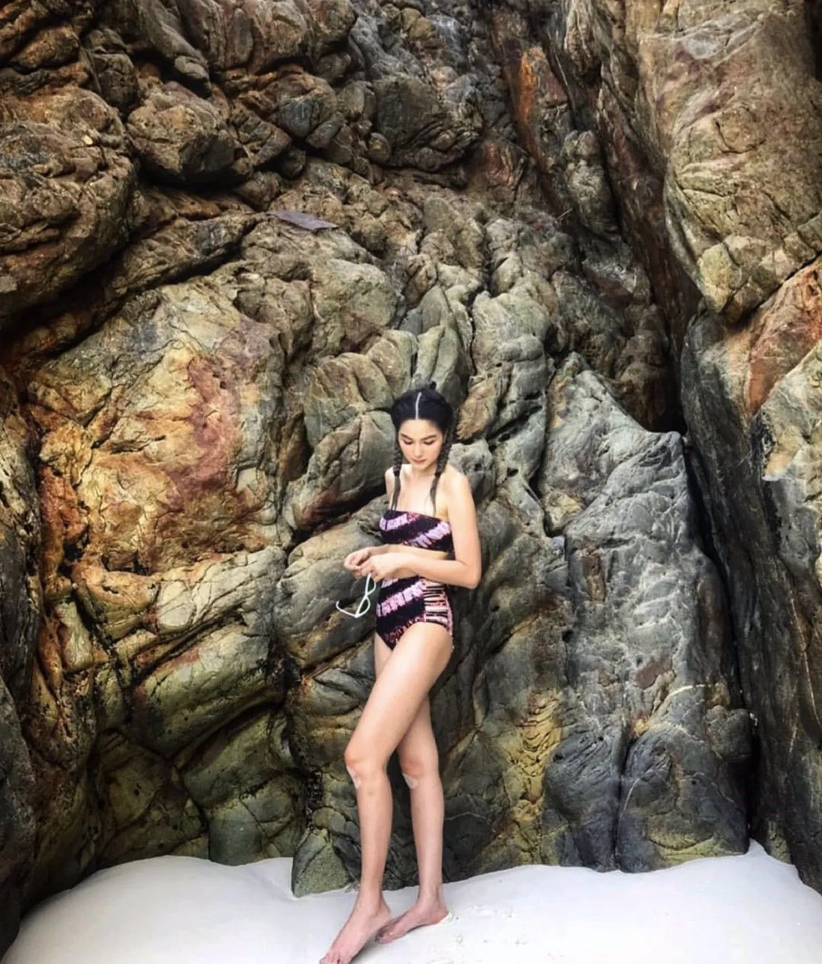 ทริปนี้บังเอิญเจอ! เมย์-กวาง นุ่งบิกินี่ประชันแซ่บริมทะเลพม่า