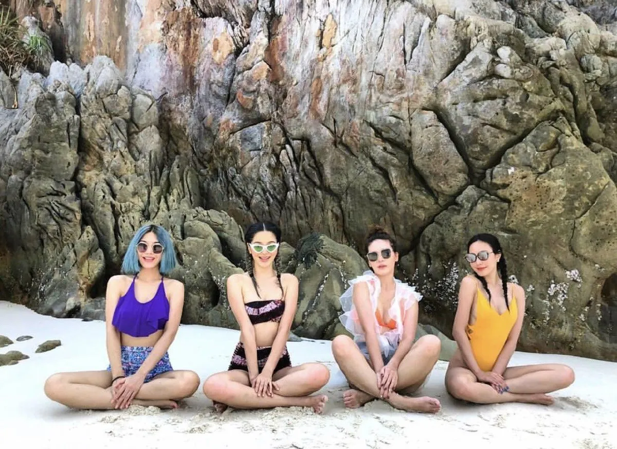 ทริปนี้บังเอิญเจอ! เมย์-กวาง นุ่งบิกินี่ประชันแซ่บริมทะเลพม่า